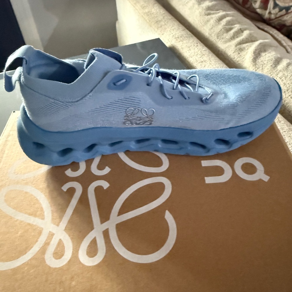 LOEWE ONCLOUD WOMEN 39/9 POWDER BLUE PREOWNED